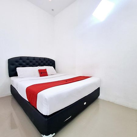 Отель Reddoorz Near Stasiun Kediri Кедири Экстерьер фото