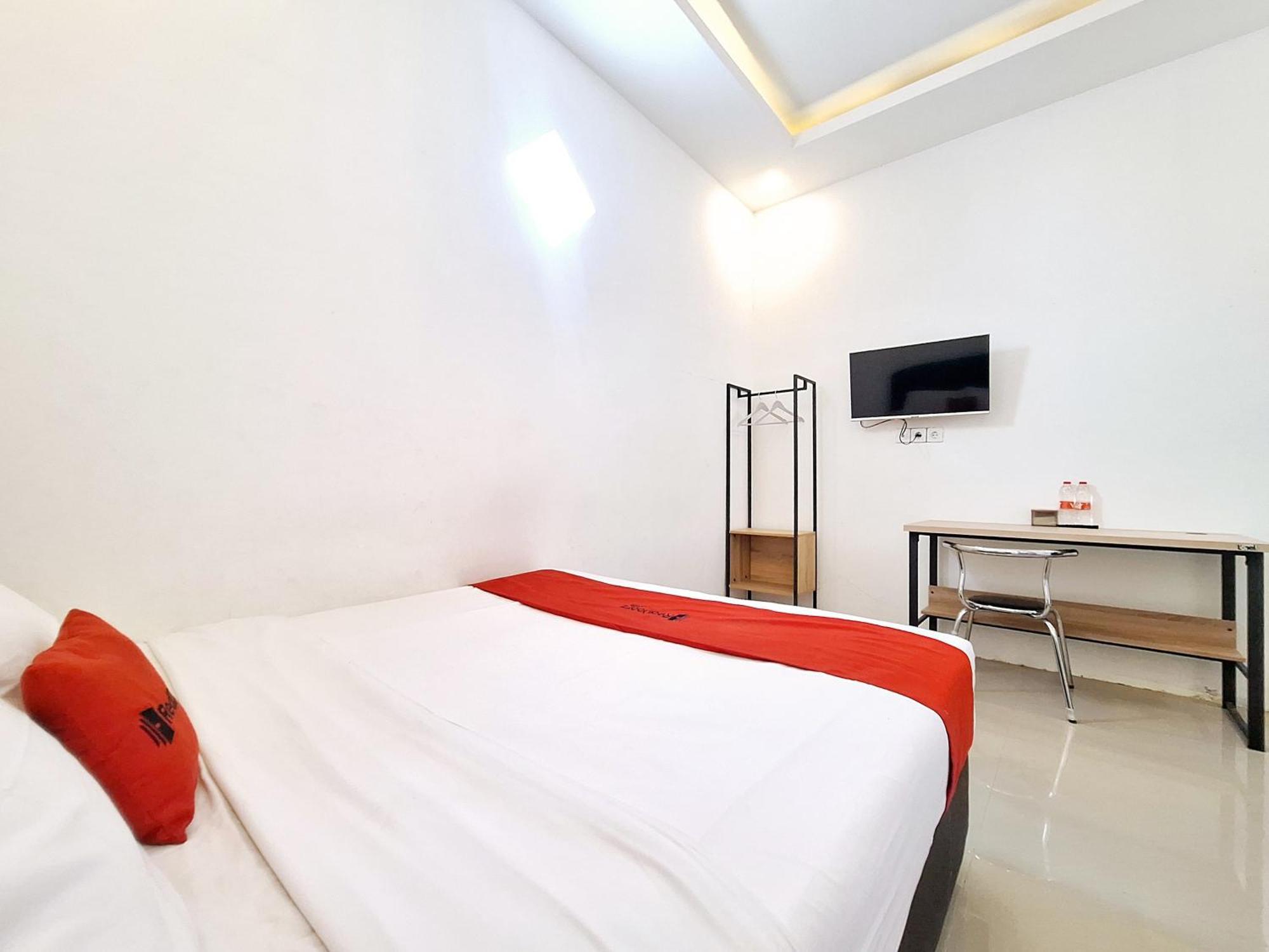 Отель Reddoorz Near Stasiun Kediri Кедири Экстерьер фото